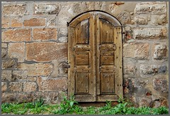 Zwei alte Türen mit rostigen Details