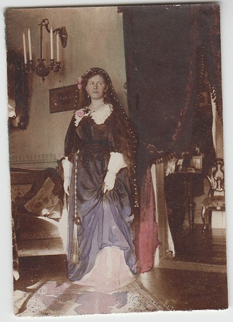 Teismeline Eveline kostümeerituna Schwarzbeckshofi mõisas (Läti) / Teenage Eveline in a historical costume in Schwarzbeckshof manor (Latvia)