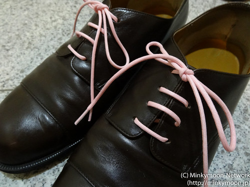茶色の革靴にピンクのshoestripes