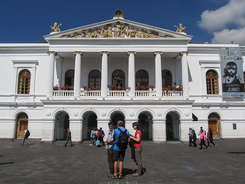Quito: el Plaza del Teatro Nacional. Qu'ils sont beaux les cocos en avant-plan !