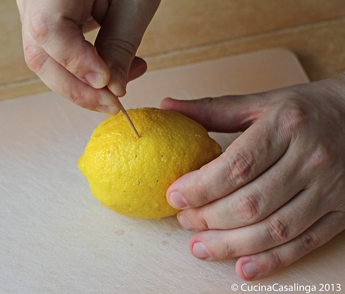 Zitronenhuhn Zitrone anstechen
