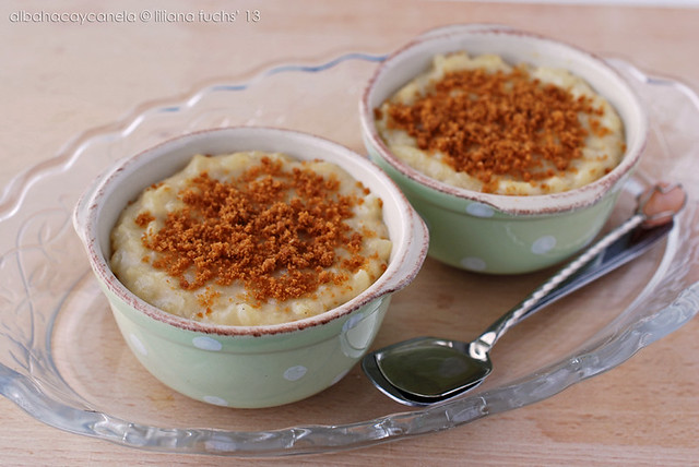 Oatmilk rice pudding with crushed cookies