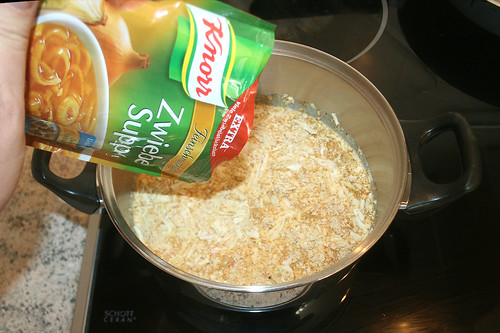 27 - Zwiebelsuppe hinzu geben / Add onion soup