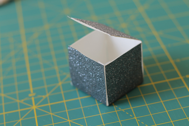 Christmas DIY: (Leif-inspired) glittery geometric garland