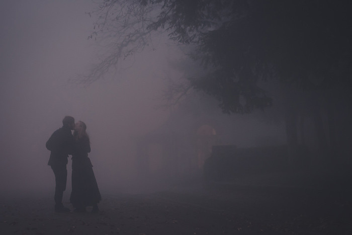 Dance-kiss-in-the-fog