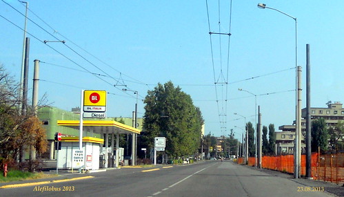 Modena: vecchi e nuovi pali di sostegno della filovia