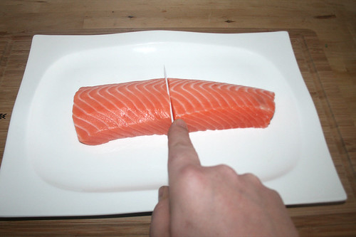 13 - Lachsfilet zerteilen / Cut salmon filet in halfs