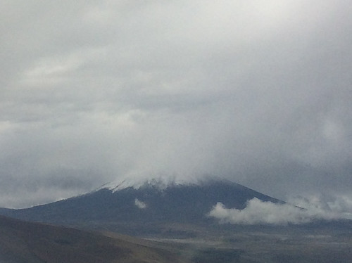 Vol Panama City-Quito: en approchant de Quito, nous apercevons le sommet enneigé d'un volcan