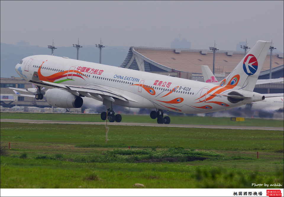 China Eastern Airlines B-6128-012