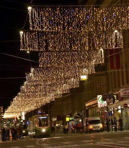 Die neue LED-Weihnachtsbeleuchtung in der Annenstraße erstrahlt seit 22. November