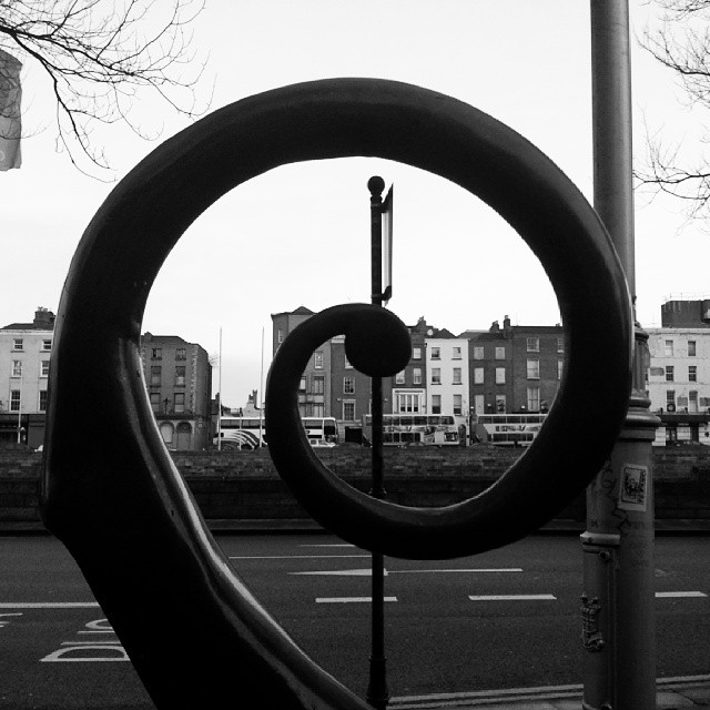 Through the Viking ship spiral at Wood Quay. #dublin #ireland #landmarks #blackandwhite #abstract #january #morning #quays #liffey