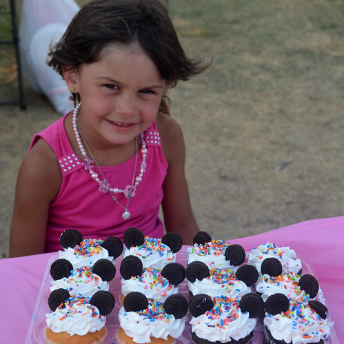 Kaidence poses by her minnie cupcakes