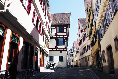 A view of the narrow “Coin Alley”