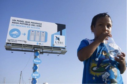 小朋友手上的水就是來自於身後的廣告看版！ 你相信嗎？這就發生在秘魯利馬市。(圖片來源：UTEC研究資料)