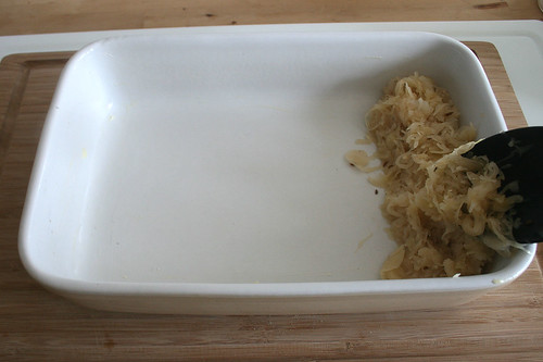 31 - Sauerkraut hinein geben / Put some sauerkraut in casserole