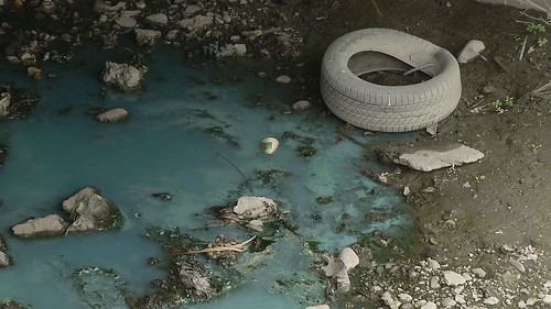  廢水造成河川汙染。