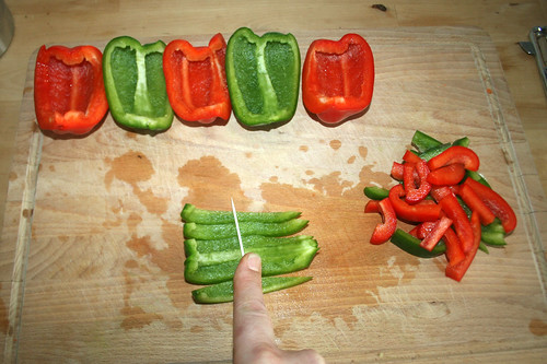 09 - Paprika in Streifen schneiden / Cut bell pepper in stripes