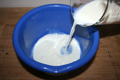 23 - Milch in Schüssel gießen / Pour milk in bowl