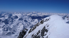 Widok na zachód z Gran Zebru (3851m) .