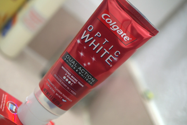 Colgate Optic White Dual Action toothpaste tube