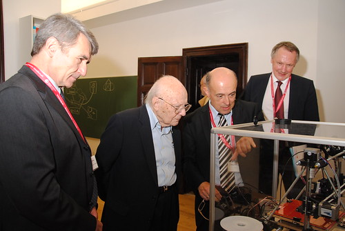 Reinhard Goebl, Heinz Zemanek und Winfried Mayr und Johann Stockinger vor dem 3D Drucker