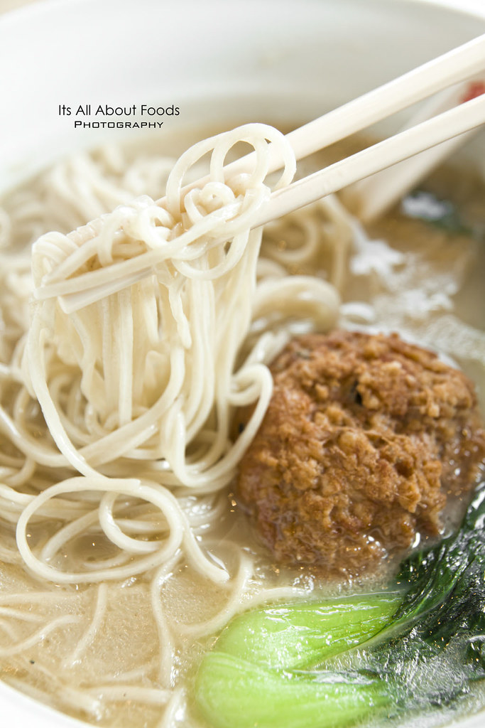 signature-noodles-soup-with-braised-meet-ball-xia-mian-guan