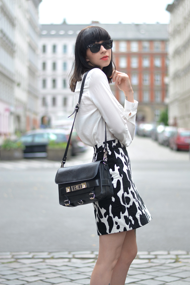 Outfit ZARA cow skirt white blouse CATS & DOGS outfit blog Berlin 6