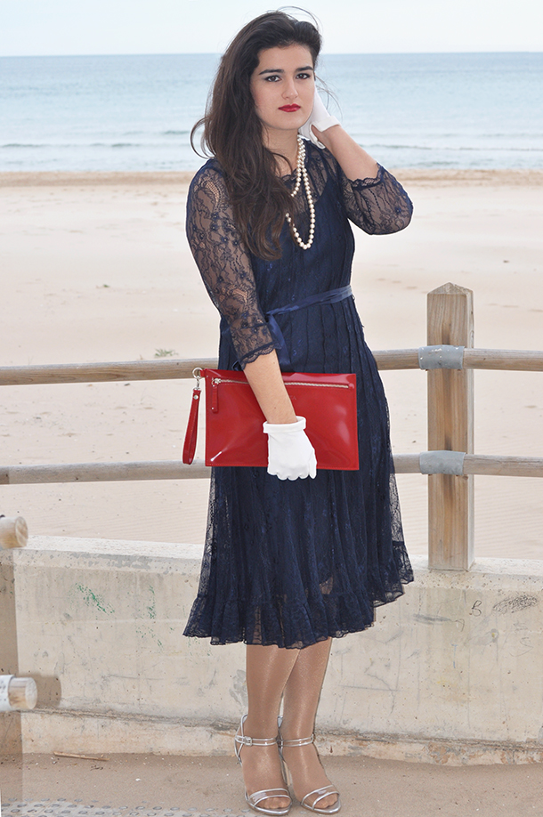 something fashion moda, blogger de moda valencia fashion blog, lace BCBG Max Azria dress vintage look beach New Year's Day, pearl necklace inspiration classy elegant blue amitié, sandals white gloves ideas christmas party outfit
