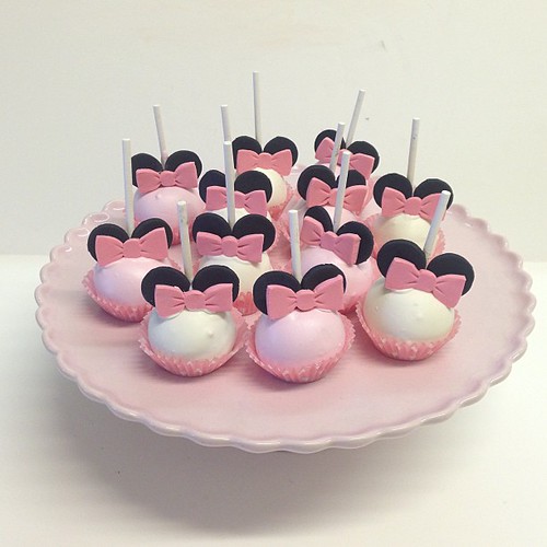 Minnie Mouse cake lollipop #polkadotscupcakefactory