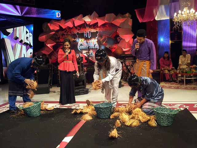 pertandingan kopek kelapa dalam program Dentum Raya di TV1