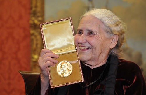Doris Lessing holding her Nobel prize