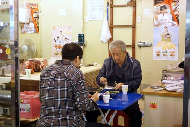 Gwangjang Traditional Market in Korea - rebeccasaw blog-028