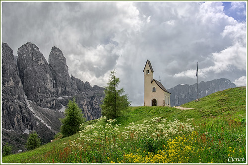 Selva di Val Gardena - Chiesetta alpina al Passo Gardena ( 2.121 m) by cicrico