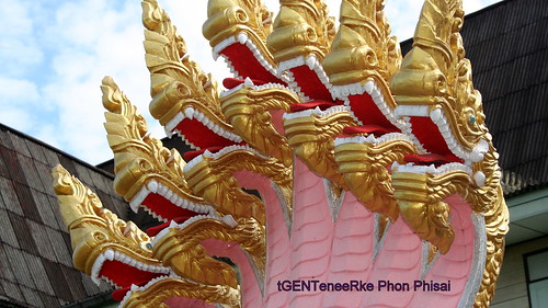 Construction and maintenance in temple Wat Luang 3 by tGenteneeRke along the Mekong river
