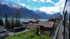 Widok z pociagu na jezioro Brienersee niedaleko Interlaken
