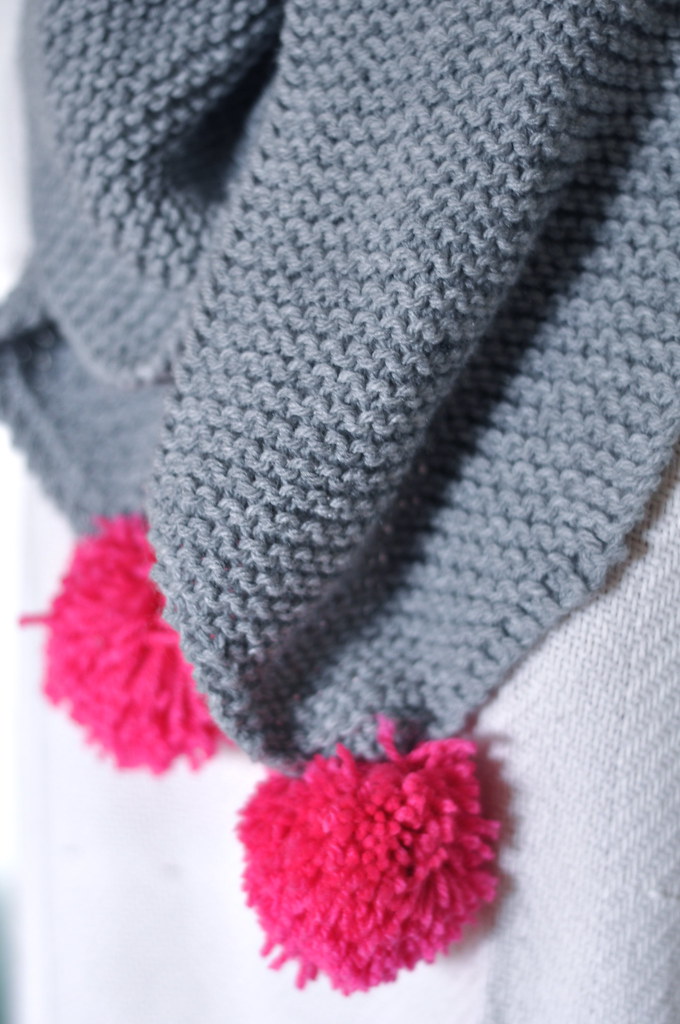 simple quick fast easy knit knitted scarf project beginner garter stitch grey hot pink pom pom