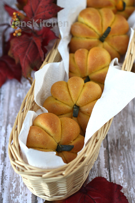 Pumpkin buns (Bánh mì bí đỏ)