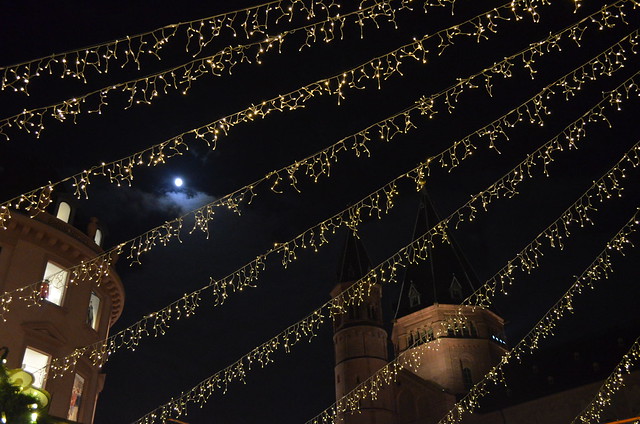 Mainz Weihnachtsmarkt moon through the lights