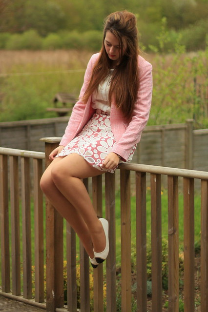 OOTD, outfit of the day, 60s style, pink boucle jacket, white blouse, floral miniskirt, flats