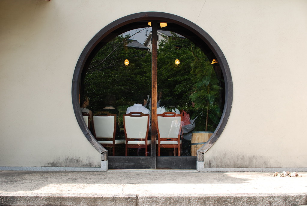 京都清水「イノダコーヒー」の円窓