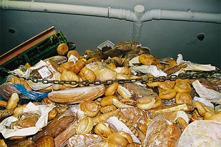 據統計，維也納每日丟棄的麵包數量，足以供應奧地利第二大城葛拉茲（Graz）全部的居民（約26萬人）食用。圖片來源:《餵不飽的地球》官方網站