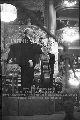Barcelona, 12 de julio de 1937, el maestro Pau Casals dirige un concierto extraordinario con motivo del Congreso Internacional de Escritores. by Octavi Centelles