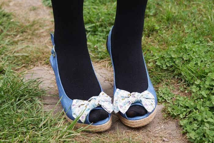 niebieskie sandały z kokardą czas na buty