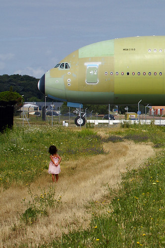 The little girl and the airplane by Curufinwe - David B.