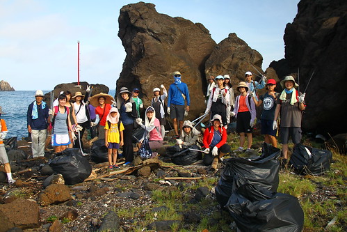21位淨灘志工們頭頂烈陽，總共清出283公斤、近50袋的垃圾。