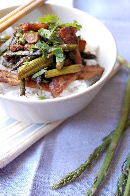 vegan "chicken" and asparagus stir fry