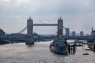 Vue depuis le London Bridge - Tower Bridge et le navire HSM Belfast