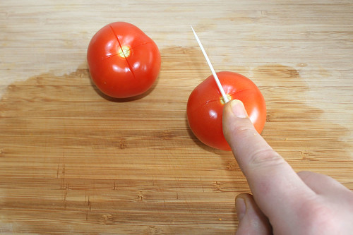 30 - Tomaten kreuzförmig einschneiden / Score tomatoes in cross pattern