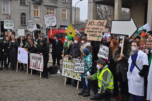 民間團體在煤炭高峰會舉辦地點前示威。（照片：CEE Bankwatch Network）