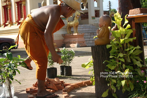 An afternoon in temple Wat Manee Kort (7) by tGenteneeRke along the Mekong river